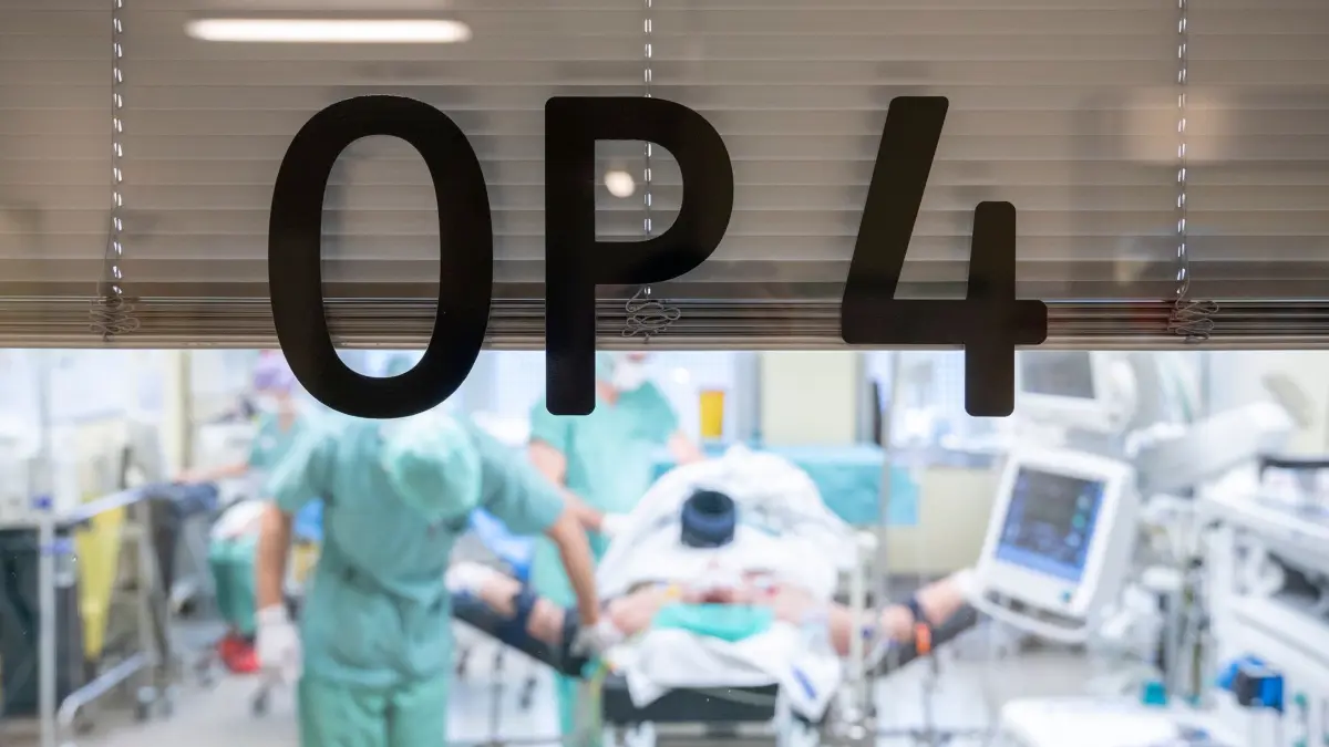 Operation im Krankenhaus: ARCHIV - Arbeitnehmer sollten den Arbeitgeber schnellstmöglich über die voraussichtliche Dauer einer Krankschreibung informieren. (zu dpa: «Planbare OP steht an: Muss ich Urlaub nehmen?») Foto: Florian Schuh/dpa-mag - Honorarfrei nur für Bezieher des Dienstes dpa-Magazin +++ dpa-Magazin +++