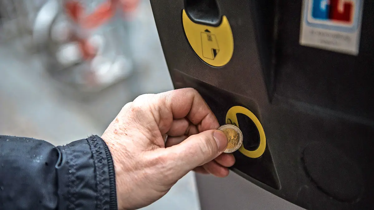 Ein Kunde bedient sich am Parkautomaten auf der Eberhardstrasse (Tagblattturm im Hintergrund)
Die Autofahrer zahlen die Parkgebuehr und lassen sich ein Ticket raus.