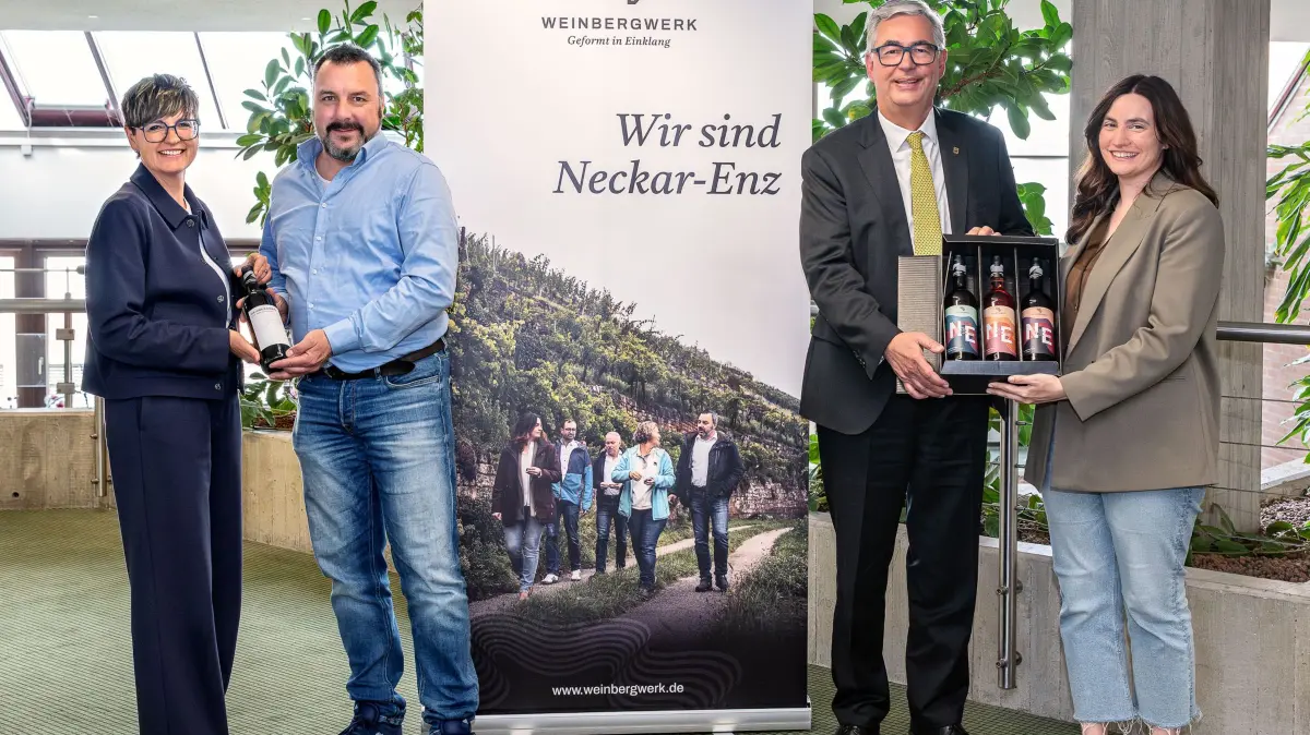 Bei der Übergabe des ersten gemeinsamen Steillagenweins (von links): Stefanie Bartzsch, Leiterin des Landratsamt-Fachbereichs Kreisentwicklung, Klimaschutz, Mobilität und Tourismus, Michael Böhm, Vorstandsmitglied des Weinbergwerks, Landrat Dietmar Allgaier und Lisa Ernst, Geschäftsführerin des Weinbergwerks (Bild: Landratsamt Ludwigsburg).