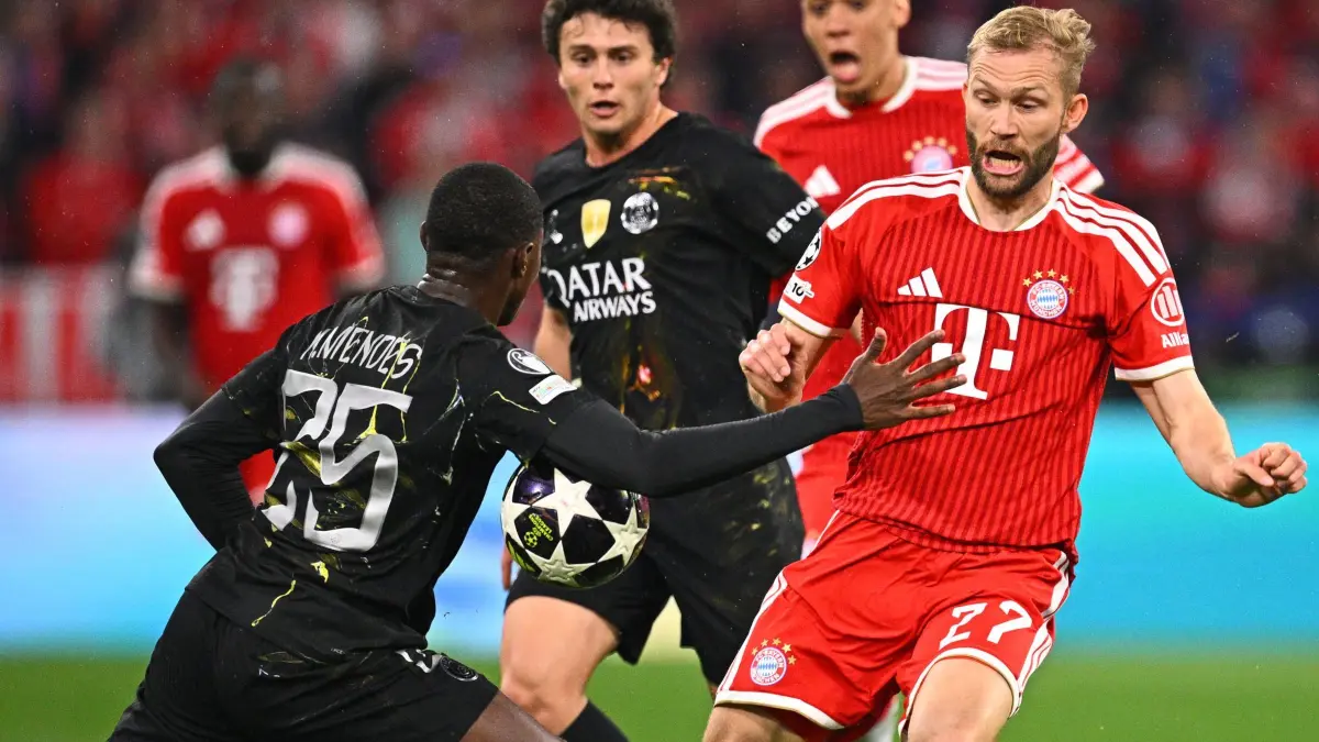 Bayern München - Paris Saint-Germain: 06.05.2026, Bayern, München: WIEDERHOLUNG MIT ENGEREM BILDAUSSCHNITT - Fußball, Männer: Champions League, Bayern München - Paris Saint-Germain, K.o.-Runde, Halbfinale, Rückspiele, Allianz Arena. Nuno Mendes (l) von Paris Saint-Germain bekommt den Ball von Konrad Laimer (r) von Bayern München an den Arm. Foto: Tom Weller/dpa +++ dpa-Bildfunk +++