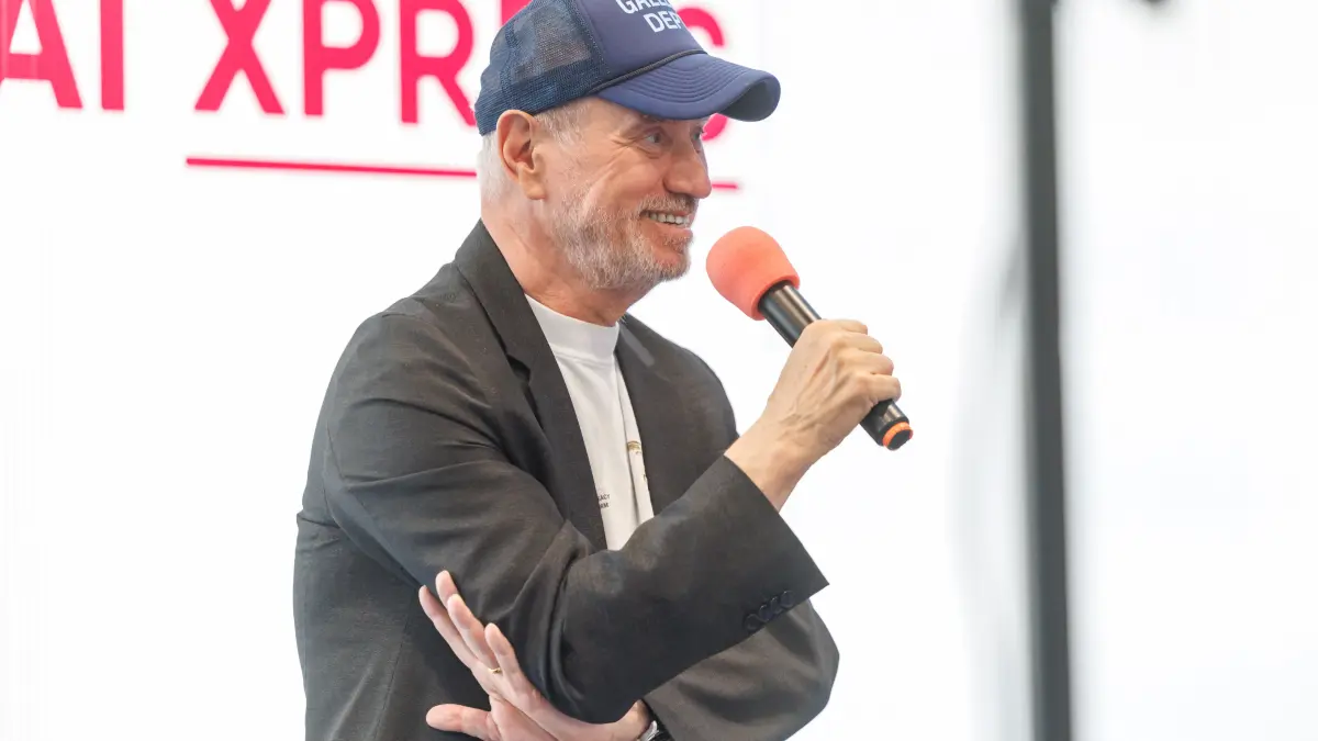 Böblingen, Der berühmte Hollywood-Regisseur Roland Emmerich ist beim AI Hub in Böblingen und trifft sich dort mit der wirtschaftlichen und intellektuellen Elite Böblingens.