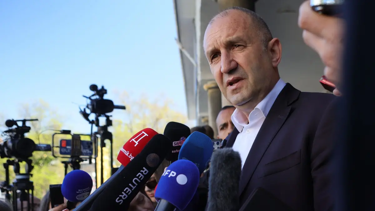 Vorgezogene Parlamentswahl in Bulgarien: ARCHIV - 19.04.2026, Bulgarien, Sofia: Der ehemalige bulgarische Präsident Rumen Radew spricht zu Journalisten, nachdem er seine Stimme in einem Wahllokal während der vorgezogenen Parlamentswahlen abgegeben hat. Die achte Parlamentswahl binnen fünf Jahren war nach Massenprotesten gegen Korruption und nach dem Rücktritt der prowestlichen Koalitionsregierung von Ministerpräsident Rossen Scheljaskow im Dezember 2025 notwendig geworden. (zu dpa: «Radew neuer Regierungschef in Bulgarien») Foto: Valentina Petrova/AP/dpa +++ dpa-Bildfunk +++