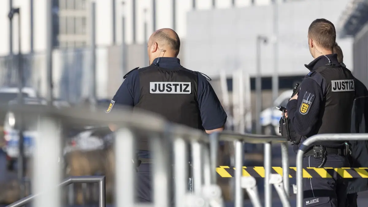 Stuttgart, Baden-Württemberg, 07.12.2023:
Auftakt zum Prozess gegen den Handgranatenwerfer aus Altbach vor dem Landgericht Stuttgart in den Räumen des OLG in Stammheim. Die Verhandlung findet vor der 19. Große Strafkammer statt. Die Tat reiht sich vermutlich in eine Serie von gewalttätigen Auseinandersetzungen im Badenmilieu ein.
Im Bild: Männer mit der Aufschrift „Justiz“ auf dem Rücken stehen vor dem OLG.
Hinweis zu den Auflagen und dem Unkenntlichmachen von Seiten des Gerichts: ufnahmen der Verfahrensbeteiligten müssen anonymisiert (etwa durch Verpixelung) werden, es sei denn, diese erklären ausdrücklich ihre Zustimmung zu einer abweichenden Vorgehensweise oder es handelt sich um Bildnisse aus dem Bereich der Zeitgeschichte (§§ 22, 23 KUG). Die Prüfung der Voraussetzungen einer identifizierenden Bildberichterstattung nach dem vom Bundesgerichtshof entwickelten „abgestuften Schutzkonzept“ obliegt den veröffentlichenden Medien bzw. Personen.
Aktenzeichen: 19 Ks 200 Js 66081/23