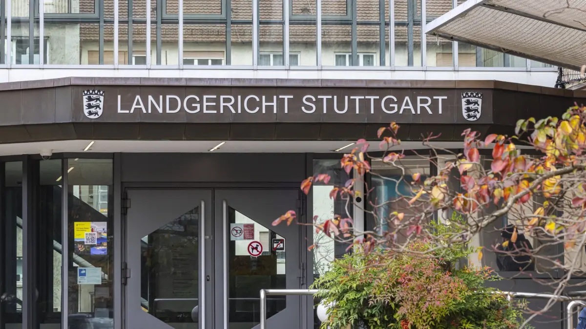 Landgericht Stuttgart. Schriftzug am Gerichtsgebäude. // 27.10.2025. Stuttgart, Baden-Württemberg, Deutschland *** Stuttgart District Court Lettering on the courthouse 27 10 2025 Stuttgart, Baden Württemberg, Germany