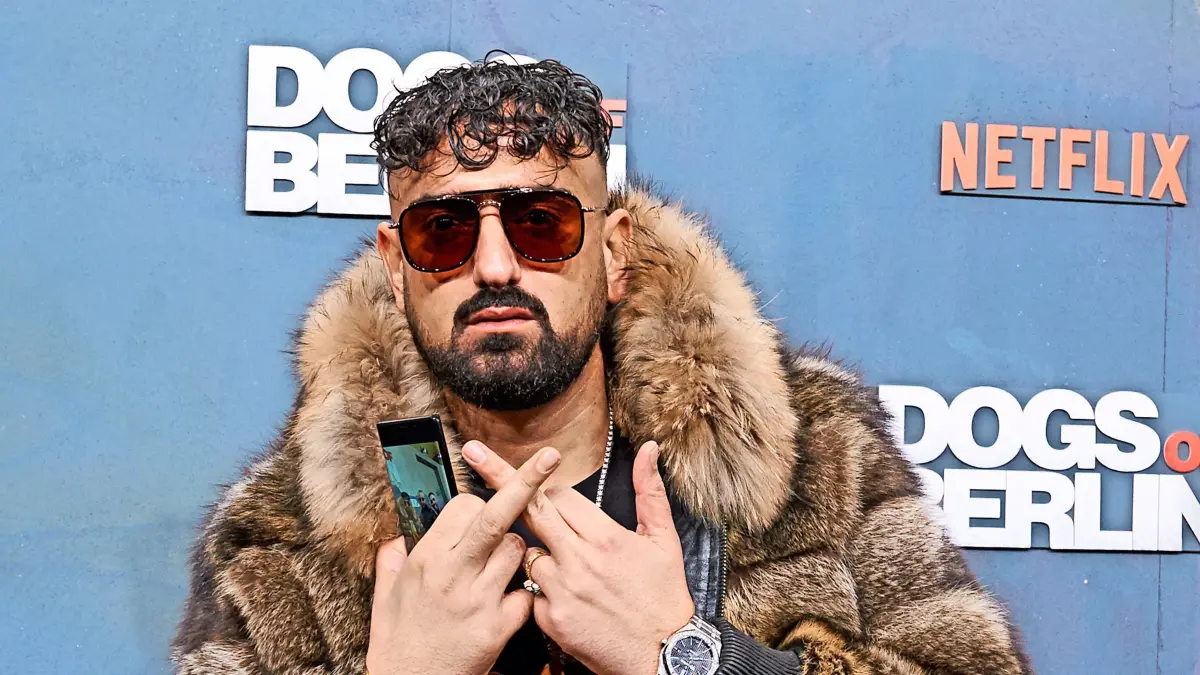 ARCHIV - 06.12.2018, Berlin: Der Rapper Haftbefehl kommt zur Filmpremiere des Filmes «Dogs of Berlin» ins Kino International. (zu dpa: «Haftbefehl über Kindheitstraum: Haus für Mutter») Foto: Annette Riedl/dpa +++ dpa-Bildfunk +++