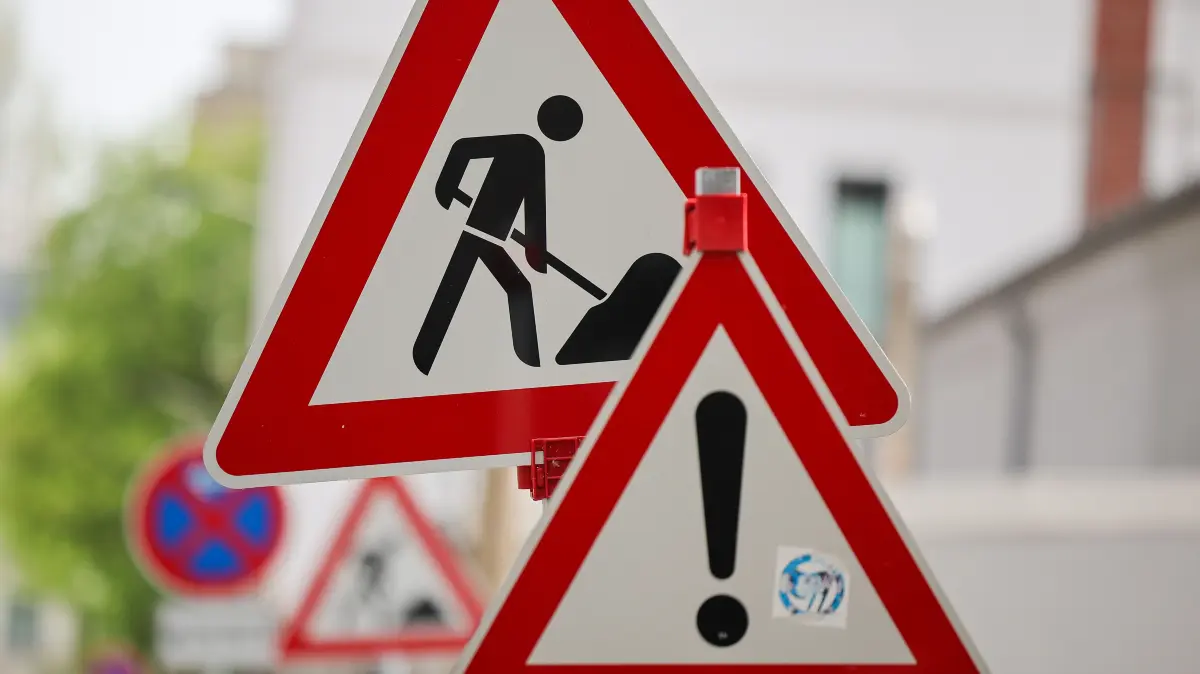Schilder warnen vor einer Baustelle. (zu dpa: «Autobahnkreuz Bargteheide: Sperrungen wegen Brückenneubau über die A1») +++ dpa-Bildfunk +++
