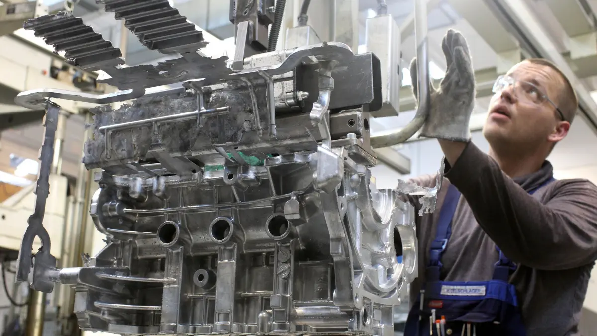 Automobilzulieferer Bohai Trimet: ARCHIV - 18.05.2010, Sachsen-Anhalt, Harzgerode: Ein Gießer arbeitet mit dem Rohling eines Motorblocks. Der Bohai Trimet Konzern mit Sitz in Harzgerode (Sachsen-Anhalt) musste im Sommer Insolvenz anmelden. Jetzt steht das Unternehmen vor dem Aus. (zu dpa: «Land und VW beraten über Krise bei Automobilzulieferer») Foto: Jens Wolf/dpa-Zentralbild/dpa +++ dpa-Bildfunk +++