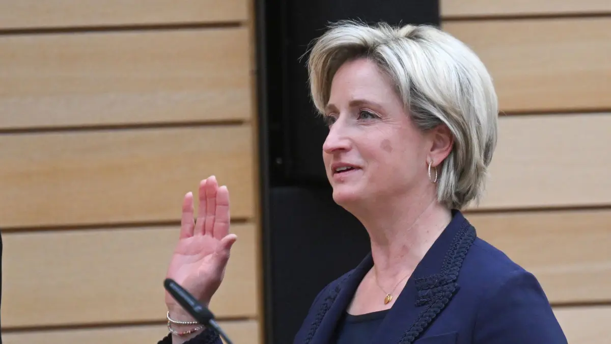 Özdemir wird Ministerpräsident von Baden-Württemberg: 13.05.2026, Baden-Württemberg, Stuttgart: Nicole Hoffmeister-Kraut (CDU) legt ihren Amtseid ab. Özdemir (Bündnis 90/Die Grünen) wird im Landtag zum neuen Ministerpräsidenten von Baden-Württemberg gewählt. Foto: Marijan Murat/dpa +++ dpa-Bildfunk +++