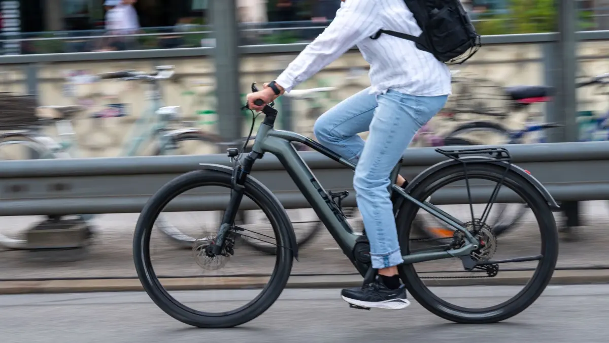 ARCHIV - 20.08.2025, Bayern, München: Ein Mann fährt mit einem Pedelec über die Hackerbrücke. (zu dpa: «E-Bike ist nicht gleich E-Bike») Foto: Leonie Asendorpf/dpa +++ dpa-Bildfunk +++