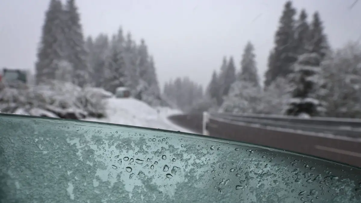 Wetter in Bayern: 12.05.2026, Bayern, Obermaiselstein: Hinter einer Autoscheibe liegt der Riedbergpass in rund 1200 Meter Höhe im Schneetreiben. (zu dpa: «Regen, Kälte und ein Funken Hoffnung») Foto: Karl-Josef Hildenbrand/dpa +++ dpa-Bildfunk +++