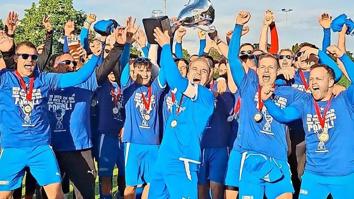 Er hat den Pokal: Freude pur bei SVK-Kapitän Marco Reichert.