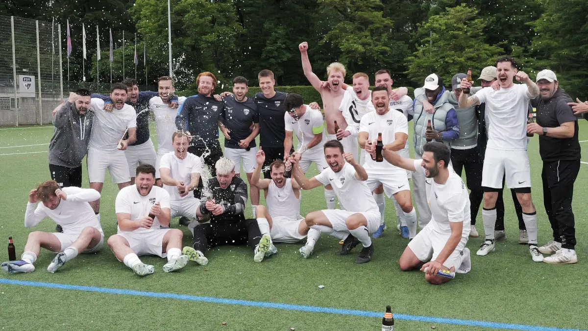 Fußball, Fussball, Kreisliga A2, FSV Waldebene Stgt. Ost - GFV Ermis Metanastis Stuttgart: Fußball, Fussball, Kreisliga A 2, FSV Waldebene Stuttgart Ost - GFV Ermis Metanastis Stuttgart
Jubel, Jubelbild, Aufstieg, Aufstiegsjubel, Meister, Kreisligameister, Mannschaft, Mannschaftsfoto, Sektdusche
Fotograf: Günter E. Bergmann - Photography
Aufnahmedatum: 17.05.2026