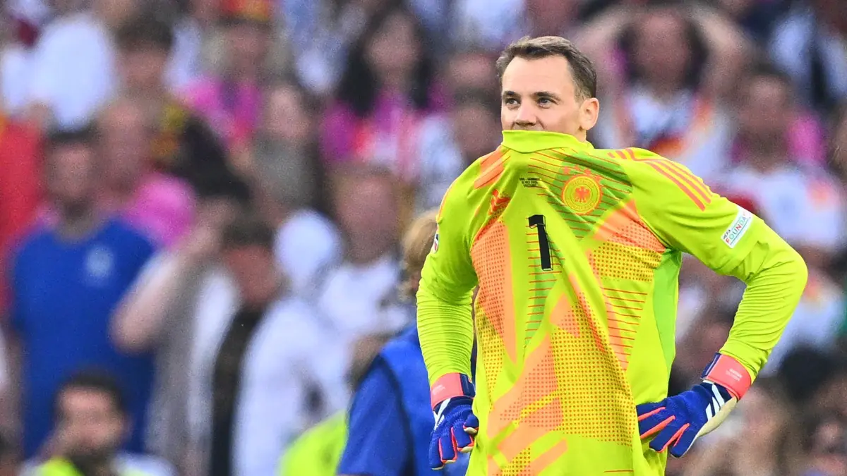 Manuel Neuer: ARCHIV - 05.07.2024, Baden-Württemberg, Stuttgart: Fußball, UEFA Euro 2024, EM, Spanien - Deutschland, Finalrunde, Viertelfinale, Stuttgart Arena, Deutschlands Torhüter Manuel Neuer reagiert nach dem Spiel. (zu dpa: «Nagelsmanns Neuer-Wende: Kein Ja, aber vor allem kein Nein») Foto: Tom Weller/dpa +++ dpa-Bildfunk +++