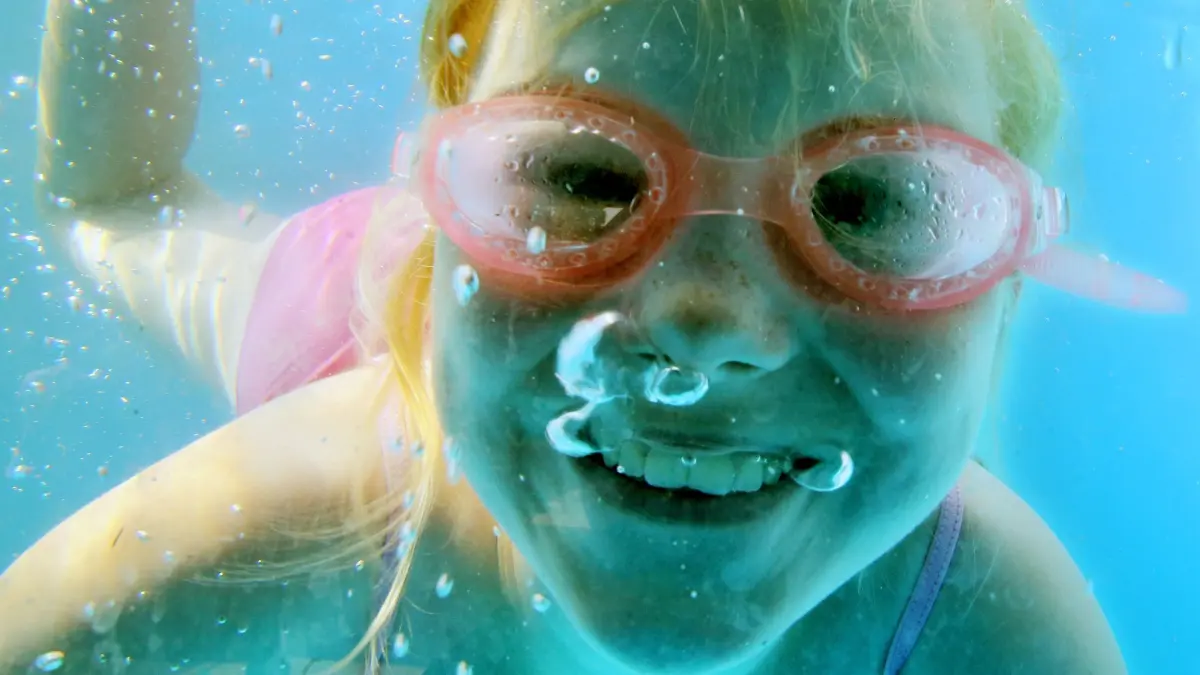 Kind taucht in einem Pool: ARCHIV - Macht vor allem in einem sauberen Pool Spaß: im Wasser planschen. (zu dpa: «Badesaison startet: Brauche ich einen Roboter für den Pool?») Foto: Roland Weihrauch/dpa/dpa-tmn - ACHTUNG: Nur zur redaktionellen Verwendung im Zusammenhang mit dem genannten Text - Honorarfrei nur für Bezieher des dpa-Themendienstes +++ dpa-Themendienst +++