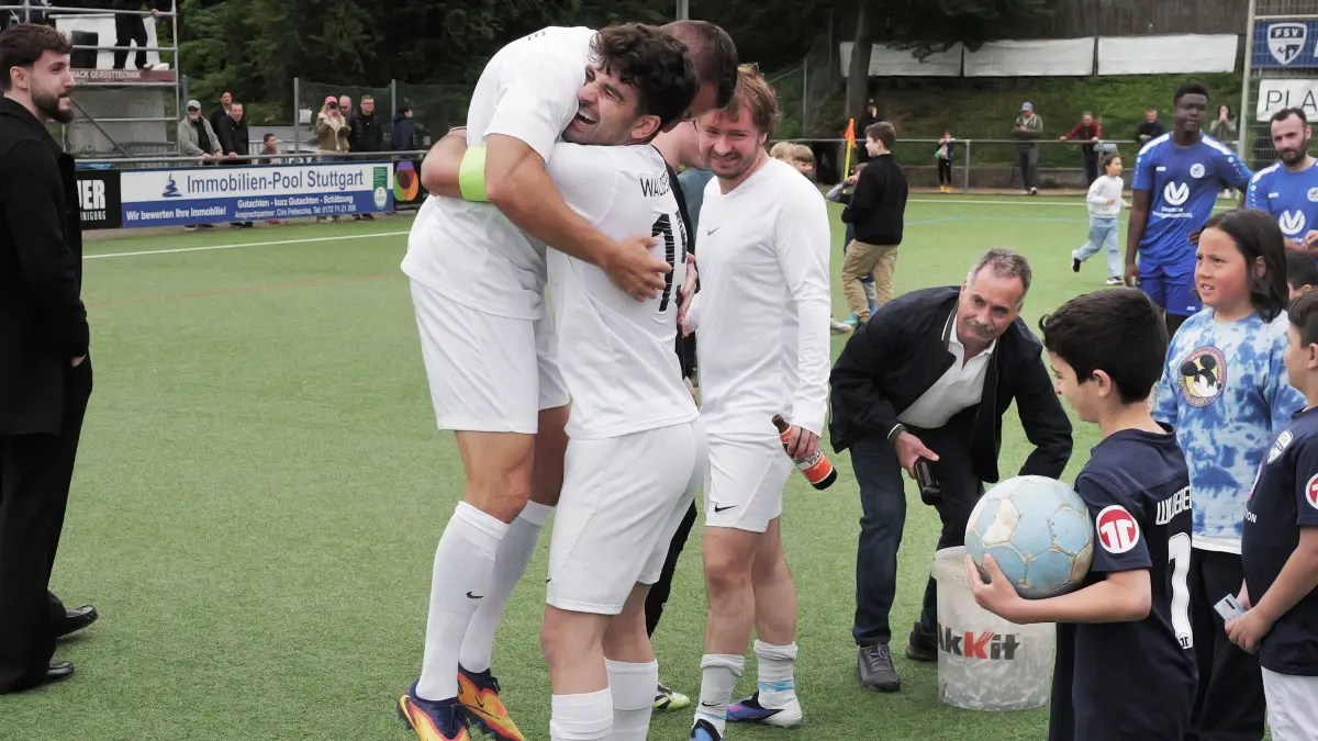 Fußball, Fussball, Kreisliga A2, FSV Waldebene Stgt. Ost - GFV Ermis Metanastis Stuttgart: Fußball, Fussball, Kreisliga A 2, FSV Waldebene Stuttgart Ost - GFV Ermis Metanastis Stuttgart
Jubel, Jubelbild, Aufstieg, Aufstiegsjubel, Meister, Kreisligameister
Fotograf: Günter E. Bergmann - Photography
Aufnahmedatum: 17.05.2026