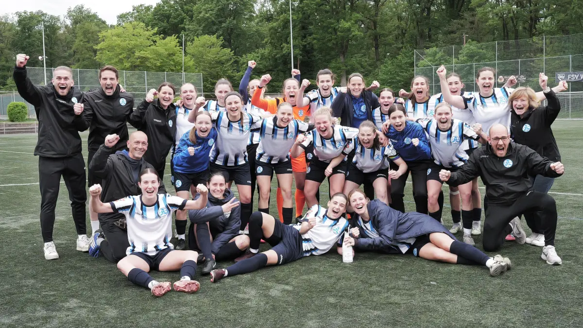 Fußball, Fussball, Frauen Oberliga, FSV Waldebene Stgt. Ost - SV Alberweiler: Fußball, Fussball, Frauen Oberliga, FSV Waldebene Stuttgart Ost - SV Alberweiler
Jubel, Jubelbild, Aufstieg, Aufstiegsjubel, Mannschaft, Mannschaftsfoto
Fotograf: Günter E. Bergmann - Photography
Aufnahmedatum: 17.05.2026