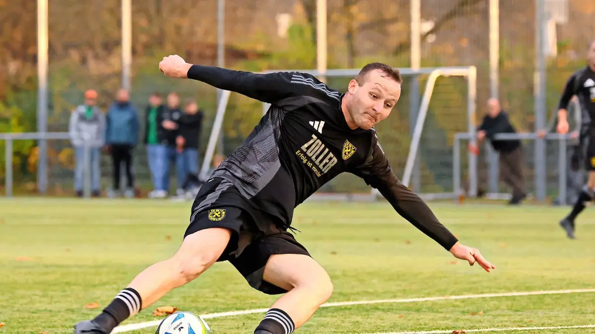 BAU // 15.11.2025, Deutschland, Pleidelsheim, Fussball Landesliga Staffel 1,
GSV Pleidelsheim vs. TSV Heimerdingen, Patrick Sirch (GSV)