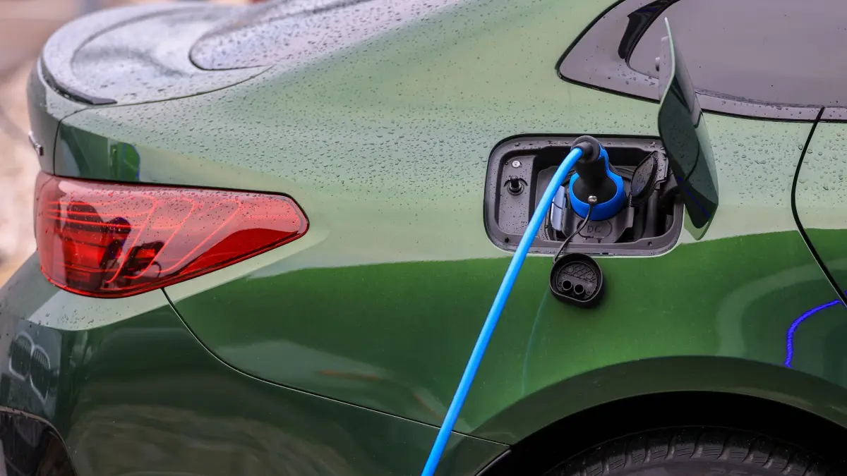 Elektroauto lädt an Ladesäule: ARCHIV - 20.11.2025, Sachsen, Leipzig: Ein Elektrofahrzeug von BMW lädt an einer Ladesäule. (zu dpa: «Antragsportal für neue E-Auto-Prämie gestartet») Foto: Jan Woitas/dpa +++ dpa-Bildfunk +++