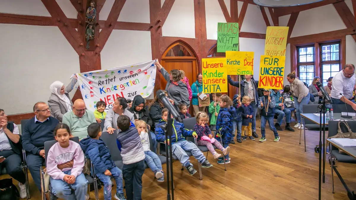 foto: Roberto Bulgrin
18. 05. 2026
Esslingen, Rathausplatz, altes Rathaus, Demo gegen Kindergartenschliessungen vor der Sitzung des Gemeinderats
