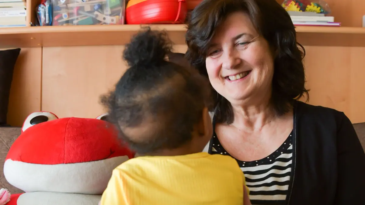 Pflegekind. Dagmar Kuen: Stuttgart, Keine ist so lange Bereitschaftspflegemutter in Stuttgart wie Dagmar Kuen. Warum macht sie die 63-jährige fünffache Oma das schon so lange? Zu Besuch bei Dagmar Kuen und ihrem 68. Pflegekind, das elf Monate alt ist.