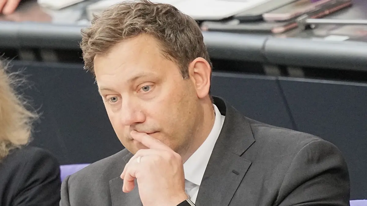 Bundestag: 20.05.2026, Berlin: Lars Klingbeil (SPD), Bundesminister der Finanzen spricht im Plenarsaal im Bundestag während der Befragung der Bundesregierung. Foto: Michael Kappeler/dpa +++ dpa-Bildfunk +++