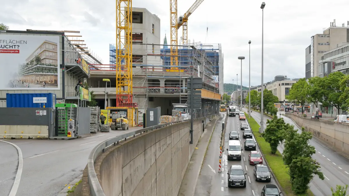 Hauptstätterstr, Esslingerstrasse: Stuttgart, Die Sperrung der Rampe der Hauptstätter Straße zum Charlottenplatz soll Ende des Jahres aufgehoben werden.
Im Bild Rampe, Baustelle und die Esslingerstrasse.
Der neue Breuninger Mobility Hub im Leonhardsviertel geht dann zum Teil in Betrieb. Streit gibt es um die Umgestaltung der Esslinger Straße, laut Antrag des öko-sozialen Lagers soll diese nicht verkehrsberuhigt, sondern zur Fußgängerzone werden. Zudem wird Stau durch die Zufahrt ins Parkhaus auf der Hauptstätter Straße befürchtet (siehe gegenüberliegendes Dorotheenquartier), auch der Busverkehr ist betroffen