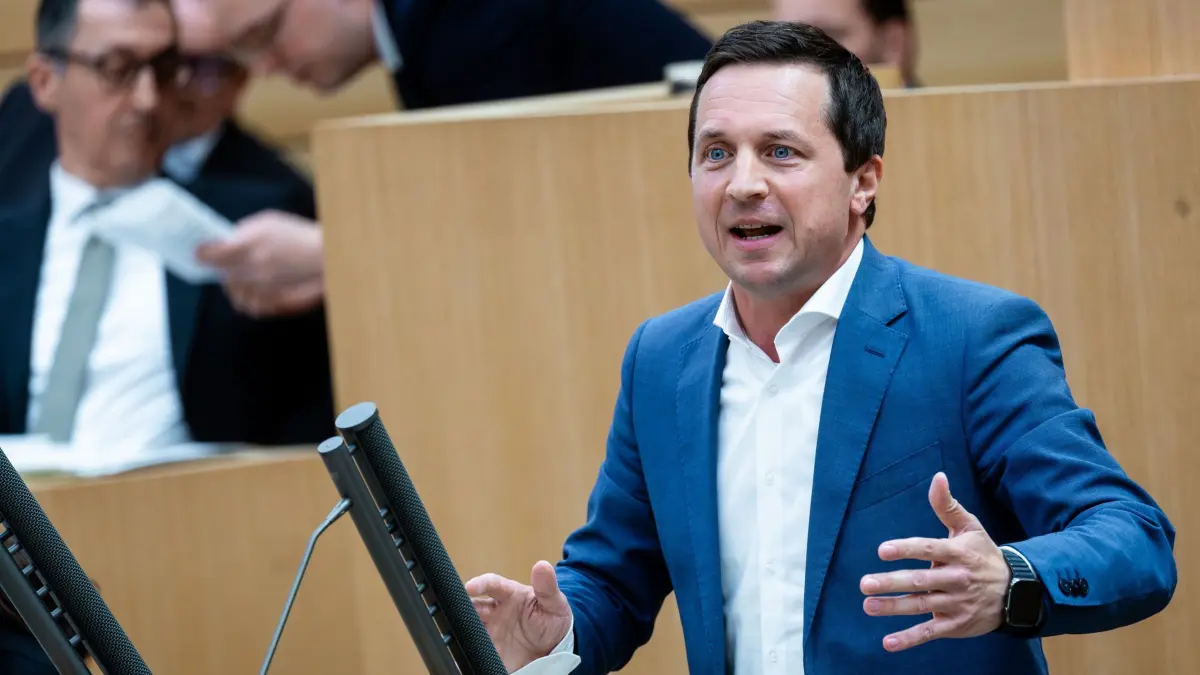 Landtag von Baden-Württemberg: 21.05.2026, Baden-Württemberg, Stuttgart: Sascha Binder, SPD-Fraktionsvorsitzender im baden-württembergischen Landtag, spricht im Plenarsaal am Rednerpult. Thema der Sitzung ist unter anderem die Regierungserklärung von Ministerpräsident Özdemir. Foto: Christoph Schmidt/dpa +++ dpa-Bildfunk +++