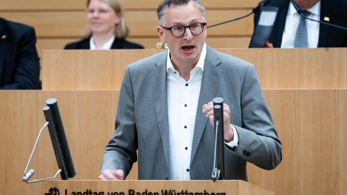 Landtag von Baden-Württemberg: 21.05.2026, Baden-Württemberg, Stuttgart: Andreas Schwarz, Fraktionsvorsitzender der Grünen im Landtag von Baden-Württemberg, spricht bei einer Landtagssitzung im Plenarsaal am Rednerpult. Die Sitzung befasst sich unter anderem mit einer Aussprache über die Regierungserklärung von Ministerpräsident Özdemir. Foto: Christoph Schmidt/dpa +++ dpa-Bildfunk +++