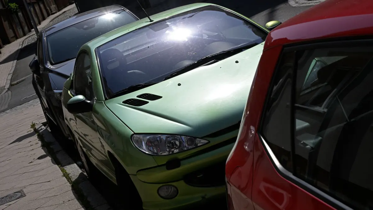 Die Sonne spiegelt sich in den Frontscheiben von Autos