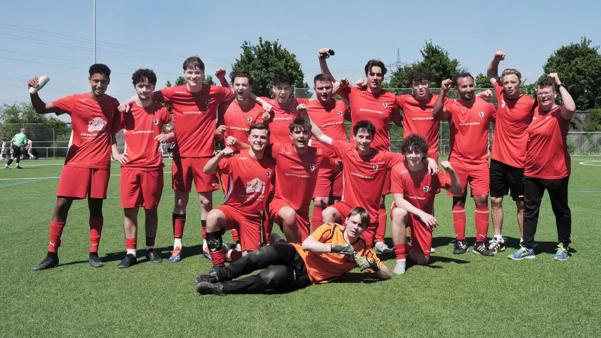 Fussball, Fußball, Kreisliga B5, TV Zazenhausen II - Spvgg Feuerbach II, Sportvg Feuerbach II: Fussball, Fußball, Kreisliga B5, TV Zazenhausen II - Sportvg Feuerbach II, Spvgg Feuerbach II
Mannschaft, Mannschaftsfoto, Jubel, Jubelbild, Kreisligameister, Aufstieg, Aufstiegsjubel
Fotograf: Günter E. Bergmann - Photography
Aufnahmedatum: 23.05.2026
