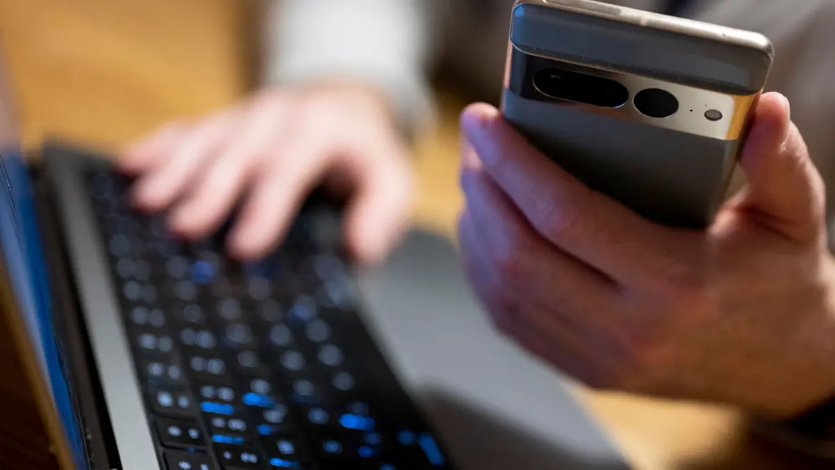 Anlagenbetrug: ILLUSTRATION - 27.02.2023, Berlin: Betrüger geben sich am Telefon oder im Internet als Finanzexperten oder Helfer aus und bringen ihre Opfer dazu, hohe Summen zu überweisen. (zu dpa: «Online-Betrug: Mann verliert sechsstellige Summe») Foto: Monika Skolimowska/dpa +++ dpa-Bildfunk +++