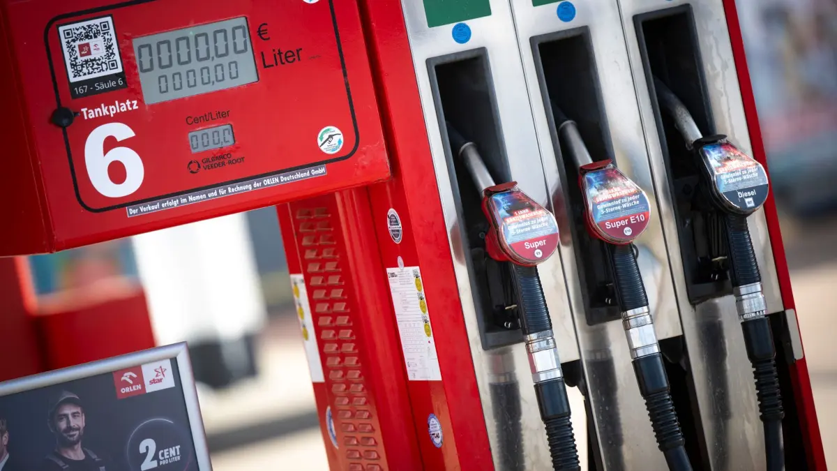 Spritpreise (Symbolfoto): ARCHIV - 18.03.2026, Mecklenburg-Vorpommern, Graal-Müritz: An einer Zapfsäule an einer Tankstelle hängen die Tankschläuche der Kraftstoffe Superbenzin (l-r), Super E10 und Diesel. (zu dpa: «Hohe Dieselpreise setzen Busbetrieben im Nordosten zu») Foto: Philip Dulian/dpa +++ dpa-Bildfunk +++