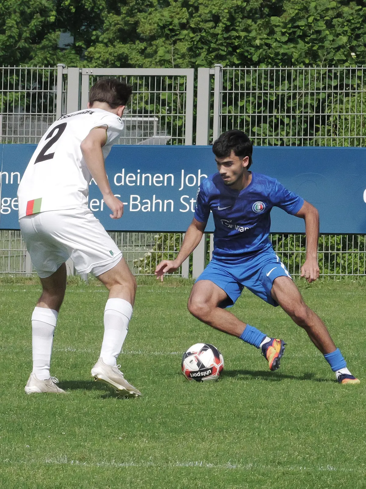 Fußball, Fussball, Verbandsliga, Calcio Leinfelden-Echterdingen - FC Esslingen: Fußball, Fussball, Verbandsliga, Calcio LE, Calcio Leinfelden-Echterdingen - FC Esslingen
Nr.27 (C): Medhat Eltayeb MohamedYoussef Elnagger / El Nagger - blau
Nr.2 (E): Loris Portella - weiss
Fotograf: Günter E. Bergmann - Photography
Aufnahmedatum: 24.05.2026