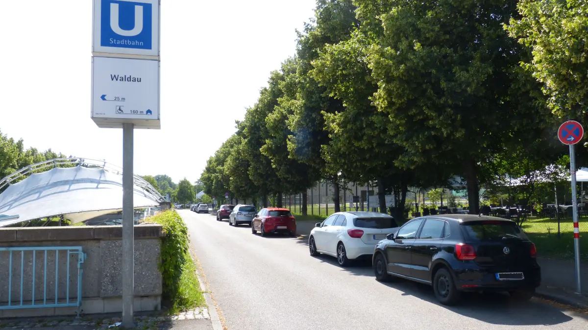 Georgiiweg Waldau, neben der Stadtbahnhaltestelle
