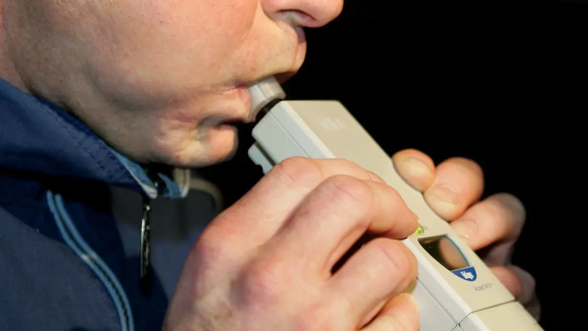 ARCHIV - Bei einer männlichen Person wird am 04.02.2005 bei einer Polizeikontrolle ein Alkoholtest durchgeführt. Nach den guten Erfahrungen mit dem strikten Alkoholverbot für Fahranfänger haben am Freitag in Goslar Experten auf dem Verkehrsgerichtstag über die Ausweitung des Verbots auf alle Autofahrer diskutiert. Foto: Uli Deck dpa/lni (zu lni 0354) +++ dpa-Bildfunk +++