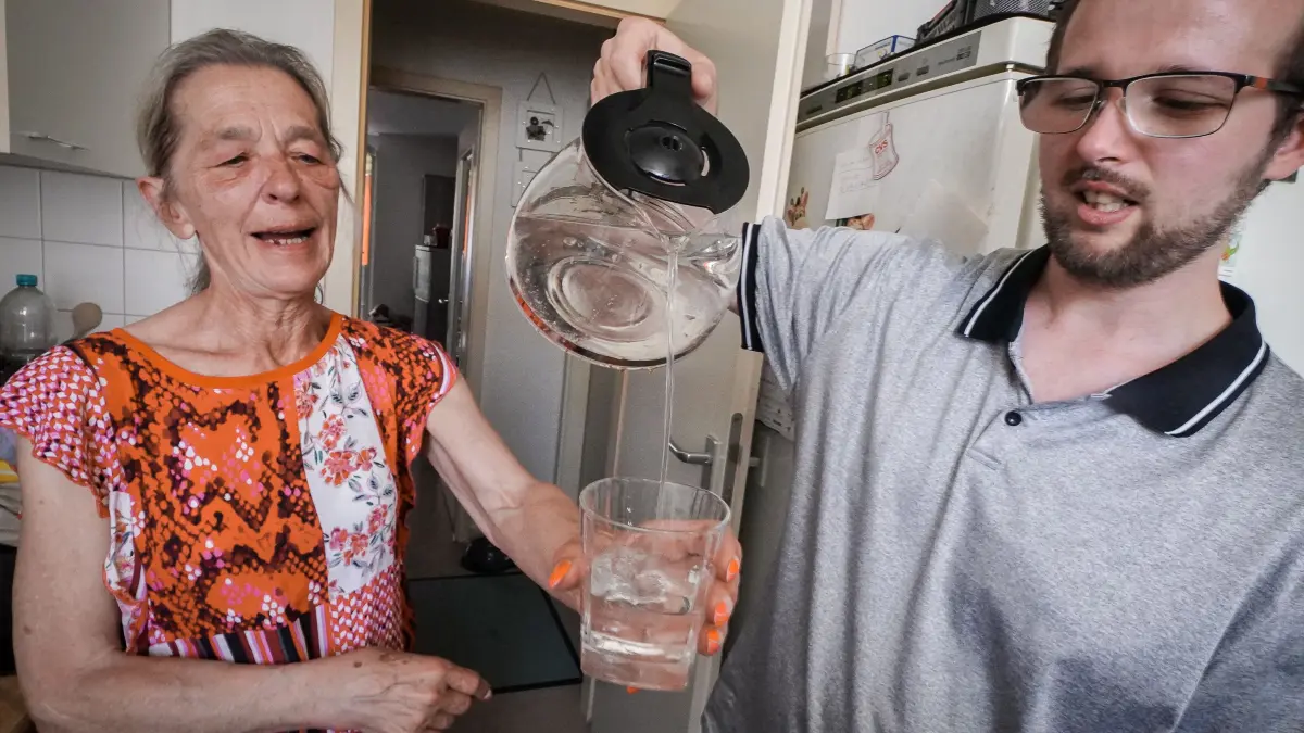 Mieter am Rotweg leiden seit zwei Jahren unter bleibelastetem Trinkwasser. Die SWSG untersagte Nutzung schriftlich, betroffen sind Senioren, Kranke und Familien mit Kleinkindern: Mieter am Rotweg leiden seit zwei Jahren unter bleibelastetem Trinkwasser. Die SWSG untersagte Nutzung schriftlich, betroffen sind Senioren, Kranke und Familien mit Kleinkindern