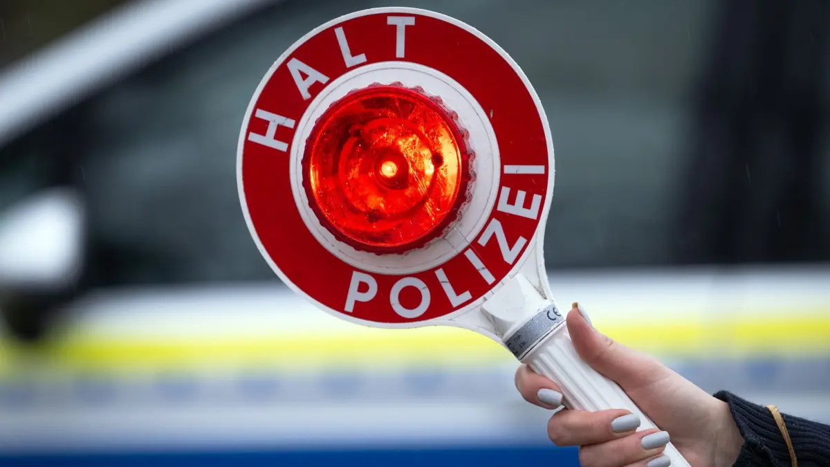 Unfall A2: ARCHIV - 22.03.2024, Brandenburg, Trebbin: Eine Polizistin hält während einer Verkehrskontrolle an der Berliner Straße eine Polizeikelle mit der Aufschrift „Halt Polizei“. (zu dpa: «Unfall auf A2: Teilstrecke gesperrt») Foto: Soeren Stache/dpa +++ dpa-Bildfunk +++