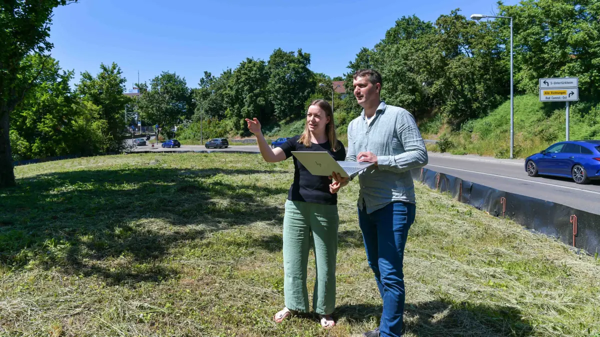 Platz für Energiezentrale: Stuttgart,
#energie #wärmenetze Um die Nahwärmenetze zu erweitern, wird es viel Platz für Energiezentralen brauchen, Platz, der in Stuttgart nicht vorhanden ist. Treffen mit den Stadtwerken am Verkehrsgrün Winterhalde in Bad Cannstatt, wo das Grundstück der Stadt noch nicht gekauft ist.
Am Verkehrsgrün, Augsburger Straße / Deckerstraße
Im Bild: Clara Conraths und Ulf Hummel