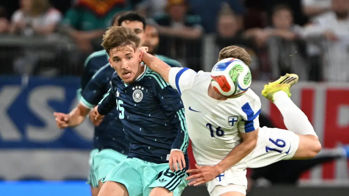 Deutschland - Finnland: 31.05.2026, Rheinland-Pfalz, Mainz: Fußball, Männer: WM-Vorbereitung, Länderspiel vor der WM-Endrunde, Mewa Arena, Lennart Karl (l, Deutschland) und Anssi Suhonen (Finnland) im Kampf um den Ball. Foto: Federico Gambarini/dpa - WICHTIGER HINWEIS: Gemäß den Vorgaben der DFL Deutsche Fußball Liga bzw. des DFB Deutscher Fußball-Bund ist es untersagt, in dem Stadion und/oder vom Spiel angefertigte Fotoaufnahmen in Form von Sequenzbildern und/oder videoähnlichen Fotostrecken zu verwerten bzw. verwerten zu lassen. +++ dpa-Bildfunk +++