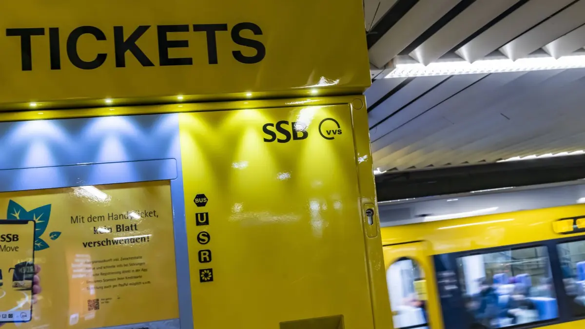Stadtbahn Haltestelle Charlottenplatz, Stuttgarter Straßenbahnen AG, SSB. // 20.12.2024: Stuttgart, Baden-Württemberg, Deutschland, Europa *** Charlottenplatz light rail stop, Stuttgarter Straßenbahnen AG, SSB 20 12 2024 Stuttgart, Baden Württemberg, Germany, Europe