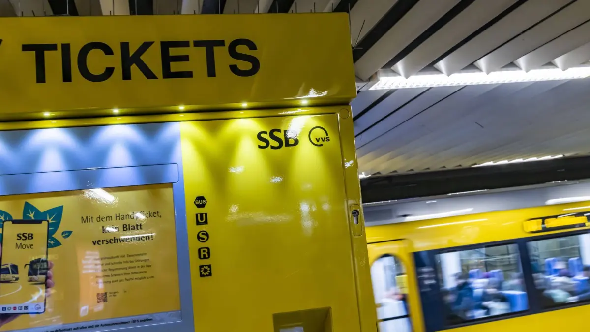 Stadtbahn Haltestelle Charlottenplatz, Stuttgarter Straßenbahnen AG, SSB. // 20.12.2024: Stuttgart, Baden-Württemberg, Deutschland, Europa *** Charlottenplatz light rail stop, Stuttgarter Straßenbahnen AG, SSB 20 12 2024 Stuttgart, Baden Württemberg, Germany, Europe