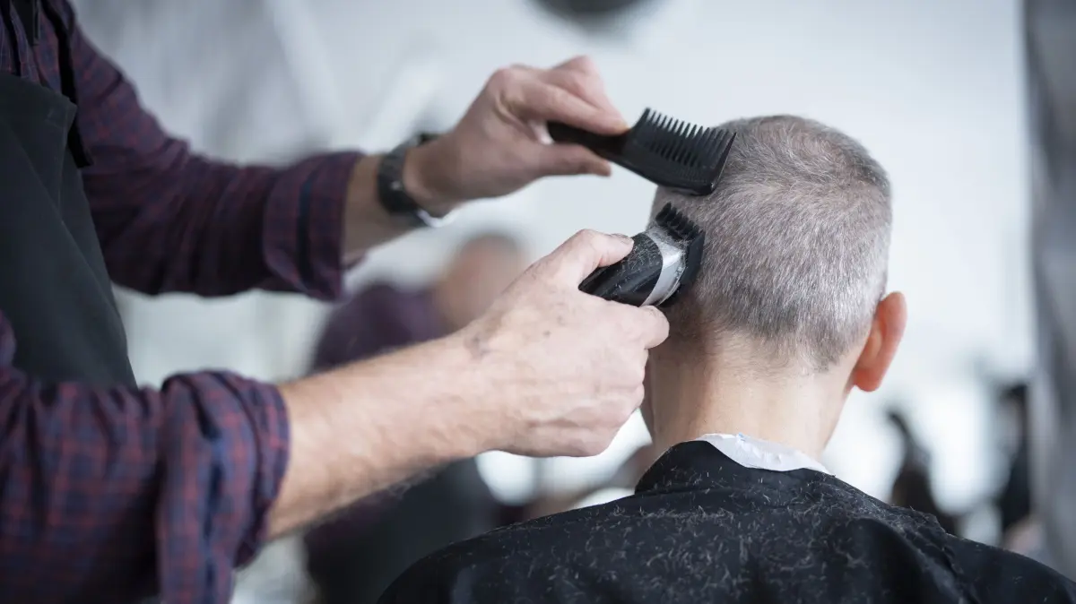 Silent Cut: Die gebuchte Stille beim Friseur: Themenfoto Haaretrimmen in einem Friseursalon (Foto vom 08.01.2025). Eine Pause im Alltag: Der "Silent Cut", der stille Haarschnitt, hat als Service Einzug gehalten. Kopf zurueck, Augen zu und die Ruhe beim Haarewaschen, Schneiden und Stylen geniessen: Urspruenglich 2019 in London entstanden und etwa 2020 nach Deutschland gekommen, hat der "Silent Cut" seinen Platz in vielen Salons gefunden. Der Small Talk ueber Urlaub oder Wetter beim Haareschneiden faellt dabei aus. Der Trend haelt sich und ist auch fuer manche Haarstylisten eine willkommene Ruhepause. (Siehe epd-Feature vom 01.06.2026) *** Local Caption *** 00517456