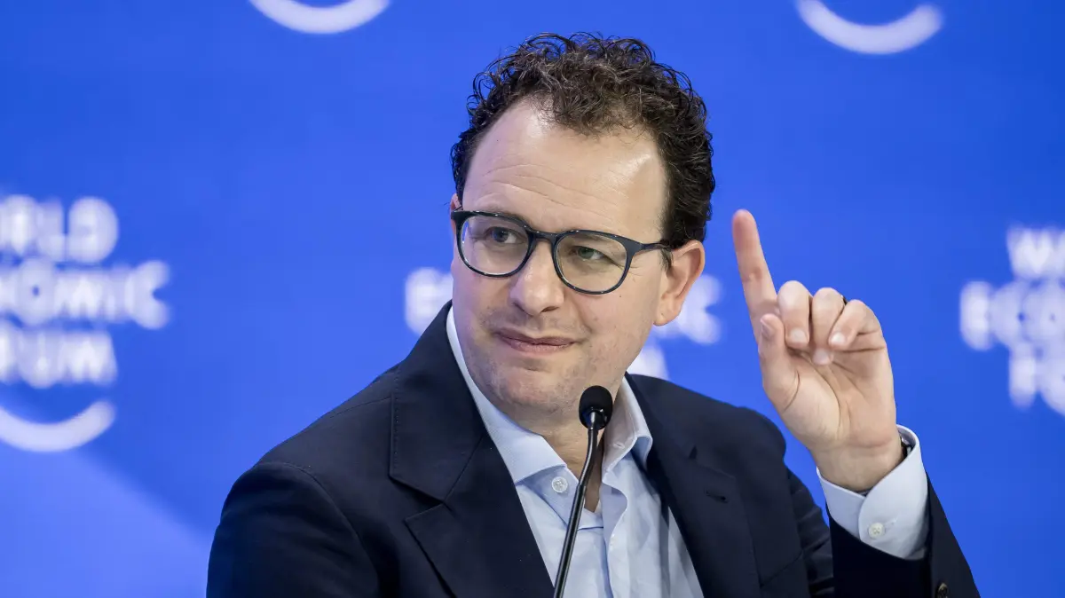 IA: Anthropic dépose son dossier d'entrée en Bourse auprès du régulateur américain: (FILES) Anthropic CEO Dario Amodei gestures as he addresses the audience as part of a session on AI during the World Economic Forum (WEF) annual meeting in Davos on January 23, 2025. AI giant Anthropic, the maker of the Claude chatbot, announced on June 1, 2026, that it had filed confidentially for an IPO, as the AI companies in Silicon Valley look to raise the huge sums needed to power the AI frenzy. (Photo by FABRICE COFFRINI / AFP)