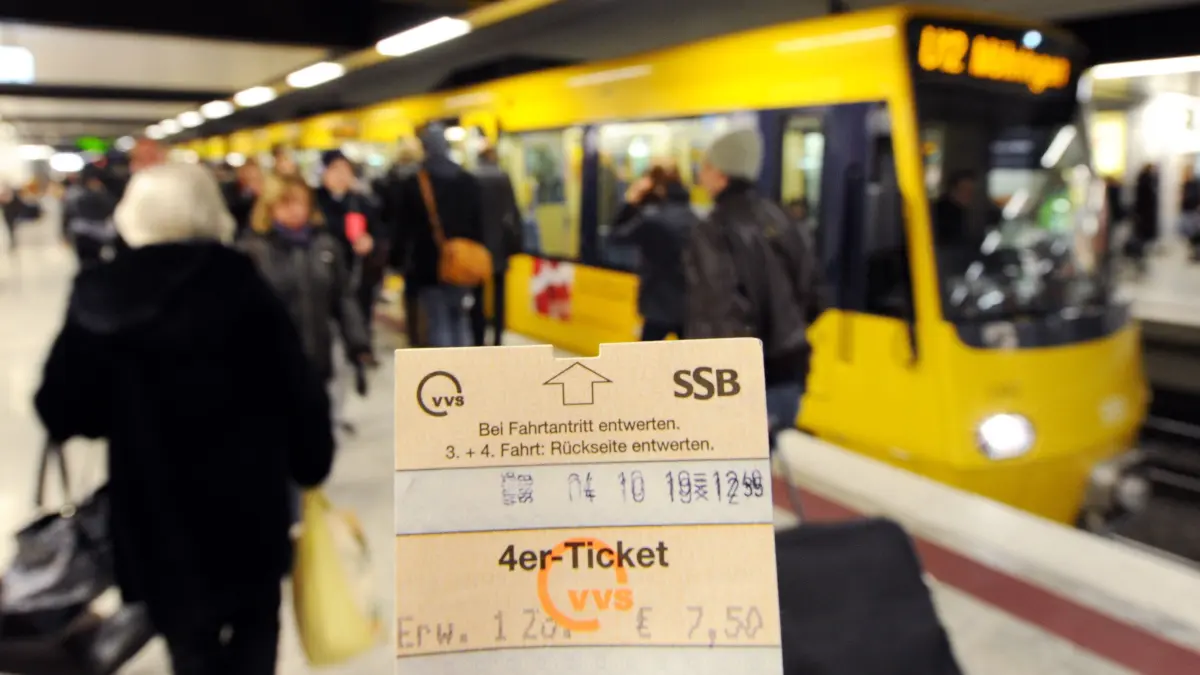 Illustration - Eine Hand hält am Montag (19.12.2011) am Stuttgarter Hauptbahnhof ein Ticket vor einer Straßenbahn hoch. Schwarzfahrer prellen die Verkehrsbetriebe im Südwesten jedes Jahr um einen mindestens zweistelligen Millionenbetrag. In der Landeshauptstadt beträgt der jährliche Einnahmeverlust im Verkehrs- und Tarifverbund Stuttgart (VVS) rund 15 Millionen Euro. Foto: Bernd Weißbrod dpa/lsw (zu lsw Thema des Tages: "Schwarzfahrer prellen Verkehrsbetriebe um Millionen" vom 19.12.2011) ++ +++ dpa-Bildfunk +++