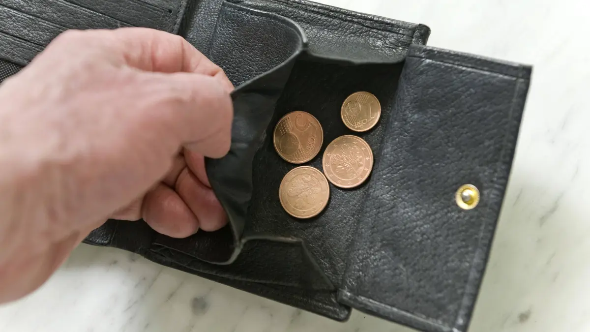 Ein bisschen Geld Münzen Kleingeld Geldbeutel Geldbörse Portemonnaie Euros Cents Währung Finanzwirtschaft Schulden Schul: Ein bisschen Geld Münzen Kleingeld Geldbeutel Geldbörse Portemonnaie Euros Cents Währung Finanzwirtschaft Schulden Schuldenloch Schuldenkrise Kredit Geld â Zahlungsmittel Finanzwesen Geldmarkt Geldwesen Banken Finanzkrise Wirtschaftskrise Weltwirtschaftskrise Finanzwirtschaftskrise Insolvenz Pleite Konkurs Inflation Deflation Steuern Geldentwertung schwacher starker Euro instabil volatil Devisenkurs Vermögen Kapital cash Bargeld arm Armut prekär 20230517ad925 Hamburg Hamburg Deutschland Germany *** A bit of money coins small change purse wallet euros cents currency financial economy debt debt hole debt crisis credit money â means of payment financial system money market monetary system banks financial crisis economic crisis world Copyright: xAchimxDuwentästerx