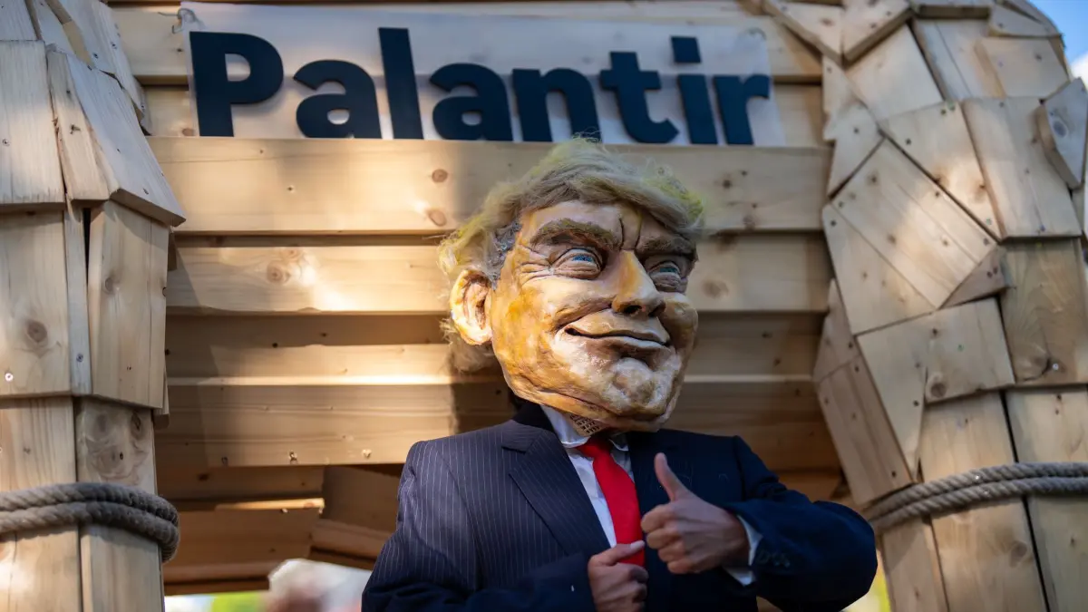Frühere Aktion gegen die Software der US-Firma Palantir: ARCHIV - 03.09.2025, Berlin: Ein Aktivist der Organisation Campact steht im Herbst 2025 bei einer Aktion gegen den Einsatz der Spähsoftware Palantir vor dem Bundeskanzleramt in Berlin. (zu dpa: «US-Abhängigkeit? Hoffen auf Alternative zu Palantir-Software») Foto: Michael Kappeler/dpa +++ dpa-Bildfunk +++