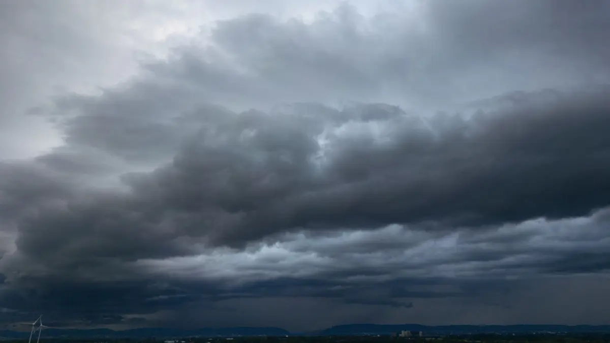 Gewitterfront über Nordrhein-Westfalen: 02.06.2026, Nordrhein-Westfalen, Frille: Dunkle Regenwolken ziehen über Ostwestfalen hinweg (Aufnahme mit Drohne). Blitz und Donner, grauer Himmel und stellenweise heftiger Regen: Über Teile von Nordrhein-Westfalen ist ein Gewitter hinweggezogen. Foto: Boris Roessler/dpa +++ dpa-Bildfunk +++