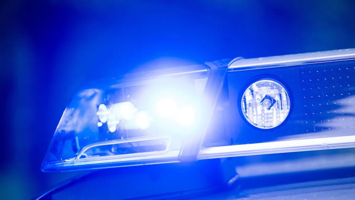 ARCHIV - 15.05.2019, Bayern, Dachau: Ein Blaulicht leuchtet an einer Polizeistreife. In Mainz stiehlt ein unbekanntes Duo Goldkette von 82-Jährigem. (zu dpa: «Teenager baut Unfall mit Auto von Opa - zwei Schwerverletzte») Foto: Lino Mirgeler/dpa +++ dpa-Bildfunk +++