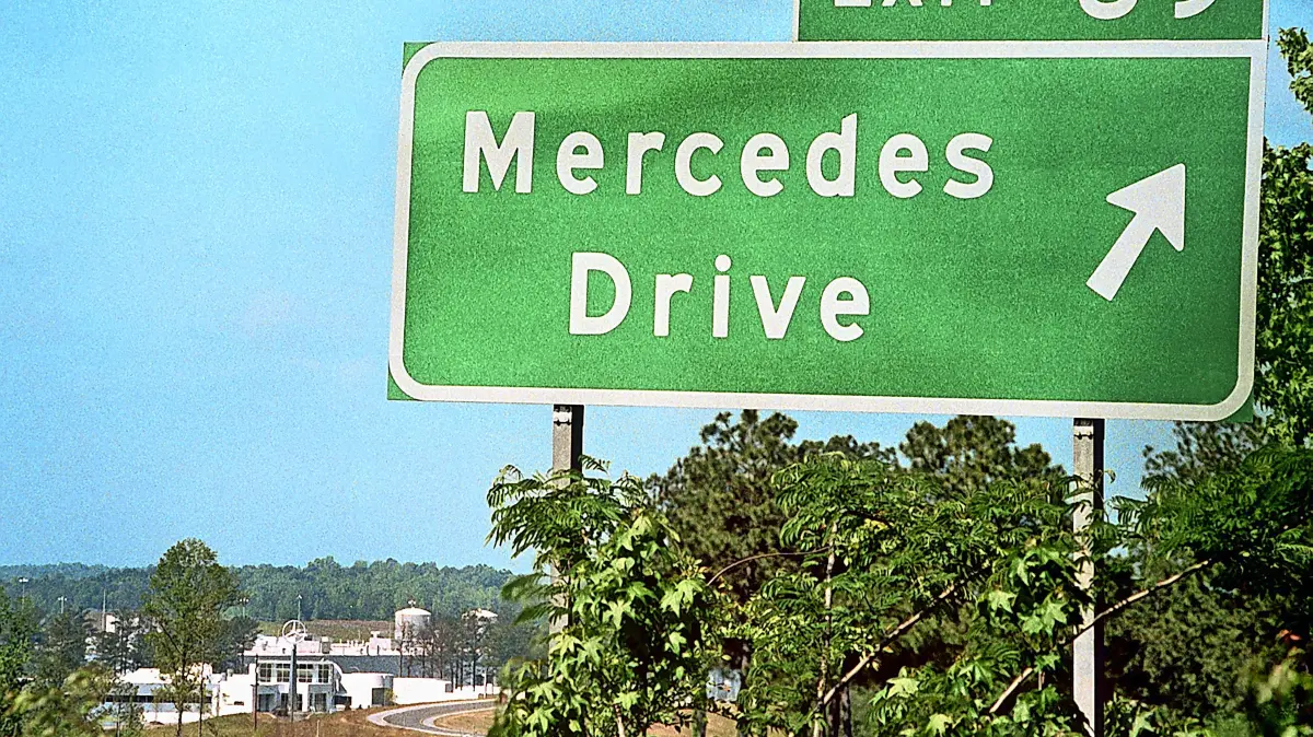 Undatierte Aufnahme der Autobahnausfahrt "Mercedes Drive" bei Tuscaloosa im US-Bundesstaat Alabama, die zu dem Werk führt, in dem der deutsche Automobilhersteller Mercedes-Benz seine M-Klasse produzieren läßt.