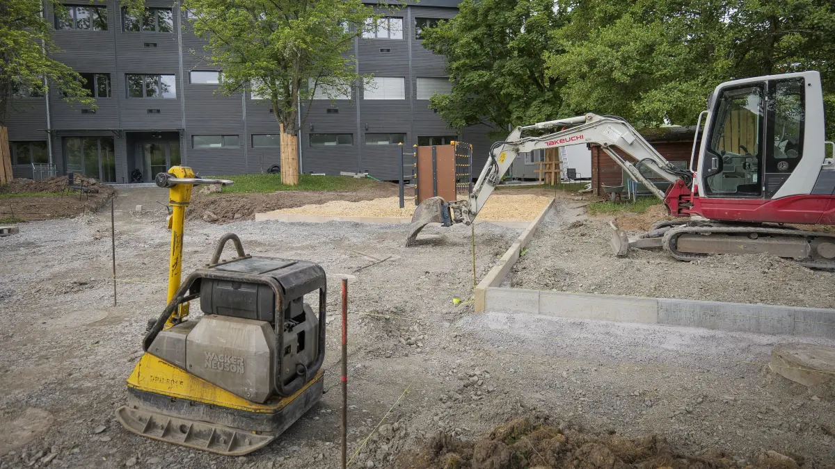 Grundschule: Leonberg Warmbronn - Seit den 2000er Jahren laufen die Planungen und Diskussionen für die Sanierung der Warmbronner Grundschule. Die muss zur Ganztagsgrundschule umgebaut werden. Der erste Schritt mit einer Interimsgrundschule in Form von Containern gleich nebenan ist getan. Dort ziehen die Schülerinnen und Schüler direkt nach den Pfingsferien ein.